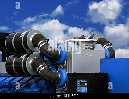 Lufteinlässe mit Inhalator auf der Oberseite des Gas Turbine Engine und ein Stromgenerator, montiert auf einem Stahlrahmen Stockfoto