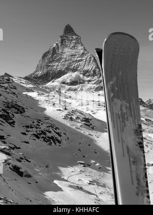 Zermatt Matterhorn Gipfel Gletscher Skigebiet in der Schweiz Schweizer Alpen Berge Schnee Winter Reisen Lage Ski Wintersport Skifahren Stockfoto