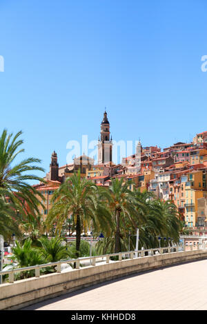 Die bunten Küstenstadt Menton im Süden von Frankreich aus dem Baum gesehen gesäumten Promenade. Stockfoto