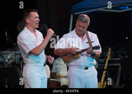 Dieses Foto zeigt die US Navy Band aus dem Jahr 2017 beim Unabhängigkeitstag Konzert vor dem Hintergrund des Washington Monuments und des Feuerwerks, das amerikanische Tradition und Patriotismus zelebriert. Stockfoto