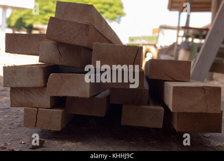 Nahaufnahme gestapelte Holz. Stockfoto