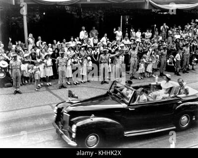 1 213888 Queen Elizabeth II und der Herzog von Edinburgh reisen entlang der Queen Street, Brisbane, am letzten Tag ihres Queensland Tour 1954 Stockfoto