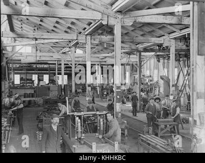 Handwerker in Lokomotive fitting Shop (5570146537) Stockfoto