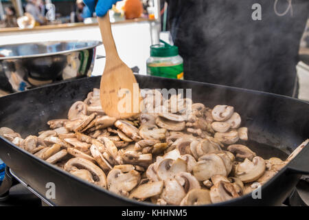 Country Fresh Mushroom Co. Regional Sales Manager Dave Santucci bereitet Mushroom Sauté a la Vince mit Pilzen, Butter, Und Petersilie im VegU-Bildungszelt, während des USDA People’s Garden - Farmers Market Fall Harvest Festival, am Freitag, 29. Oktober 2016, in Washington, D.C. Pilze werden in dieser Food-Rezept-Demonstration vorgestellt. Muster werden nach jeder Demonstration zur Verfügung gestellt. Die Pilzanzeige und Informationen wurden in Partnerschaft mit dem American Mushroom Institute, Mushroom Council und To-Jo Mushrooms, Inc. Vorgestellt.King Mushroom von Barclay, MD, spendete den Knopf mus Stockfoto