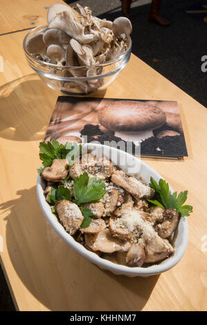 Mushroom Sauté a la Vince mit Pilzen, Butter und Petersilie, ausgestellt mit einer rohen Austernpilze im VegU-Bildungszelt, während des USDA People’s Garden - Farmers Market Fall Harvest Festival, am Freitag, 29. Oktober 2016, in Washington, D.C. Country Fresh Mushroom Co. Regional Sales Manager Dave Santucci kochte und sprach über die Zubereitung während seiner Food Rezept Demonstration. Muster werden nach jeder Demonstration im VegU-Zelt zur Verfügung gestellt. Die Pilzanzeige und Informationen wurden in Partnerschaft mit dem American Mushroom Institute, Mushroom Council und To-Jo Mushrooms, I, präsentiert Stockfoto