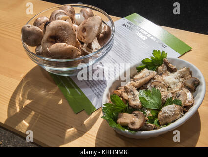 Mushroom Sauté a la Vince mit Pilzen, Butter und Petersilie, ausgestellt mit einer rohen Austernpilze im VegU-Bildungszelt, während des USDA People’s Garden - Farmers Market Fall Harvest Festival, am Freitag, 29. Oktober 2016, in Washington, D.C. Country Fresh Mushroom Co. Regional Sales Manager Dave Santucci kochte und sprach über die Zubereitung während seiner Food Rezept Demonstration. Muster werden nach jeder Demonstration im VegU-Zelt zur Verfügung gestellt. Die Pilzanzeige und Informationen wurden in Partnerschaft mit dem American Mushroom Institute, Mushroom Council und To-Jo Mushrooms, I, präsentiert Stockfoto