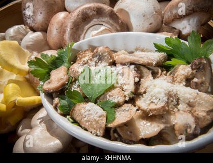 Mushroom Sauté a la Vince mit Pilzen, Butter und Petersilie, die mit einer rohen Auster, Crimini und portobello-Pilzen im VegU-Bildungszelt während des USDA People’s Garden - Farmers Market Fall Harvest Festival am Freitag, 29. Oktober 2016 in Washington ausgestellt werden, D.C. Country Fresh Mushroom Co. Regional Sales Manager Dave Santucci kochte und sprach über die Zubereitung während seiner Food Rezept Demonstration. Muster werden nach jeder Demonstration im VegU-Zelt zur Verfügung gestellt. Die Pilzanzeige und Informationen wurden in Zusammenarbeit mit dem American Mushroom Institute, Mushroom Counci, präsentiert Stockfoto