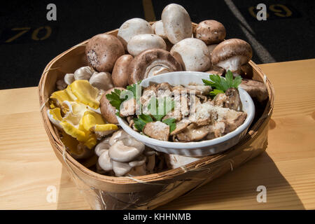 Mushroom Sauté a la Vince mit Pilzen, Butter und Petersilie, die mit einer rohen Auster, Crimini und portobello-Pilzen im VegU-Bildungszelt während des USDA People’s Garden - Farmers Market Fall Harvest Festival am Freitag, 29. Oktober 2016 in Washington ausgestellt werden, D.C. Country Fresh Mushroom Co. Regional Sales Manager Dave Santucci kochte und sprach über die Zubereitung während seiner Food Rezept Demonstration. Muster werden nach jeder Demonstration im VegU-Zelt zur Verfügung gestellt. Die Pilzanzeige und Informationen wurden in Zusammenarbeit mit dem American Mushroom Institute, Mushroom Counci, präsentiert Stockfoto