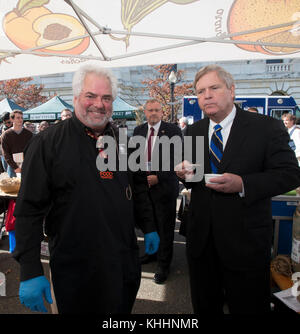 Auf der linken Seite trifft sich Country Fresh Mushroom Co. Regional Sales Manager Dave Santucci mit dem US-Landwirtschaftsministerium (USDA) Sekretär Tom Vilsack, der die Mushroom Sauté a la Vince verkostet, die er mit Pilzen, Butter, Und Petersilie im VegU Bildungszelt, während des USDA People's Garden - Farmers Market Fall Harvest Festival, am Freitag, 29. Oktober 2016, in Washington, D.C. Pilze werden in dieser Food Rezept Demonstration vorgestellt und Proben werden im VegU Zelt zur Verfügung gestellt. Die Pilzanzeige und Informationen wurden in Zusammenarbeit mit dem American Mushroom Instit präsentiert Stockfoto