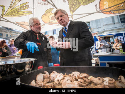 Auf der linken Seite spricht Country Fresh Mushroom Co. Regional Sales Manager Dave Santucci mit dem US-Landwirtschaftsminister Tom Vilsack über seine Zubereitung von Mushroom Sauté a la Vince mit Pilzen, Butter, Und Petersilie im VegU Bildungszelt, während des USDA People’s Garden - Farmers Market Fall Harvest Festival, am Freitag, 29. Oktober 2016, in Washington, D.C. Pilze werden in dieser Food Rezept Demonstration vorgestellt und Proben werden im VegU Zelt zur Verfügung gestellt. Die Pilzanzeige und Informationen wurden in Partnerschaft mit dem American Mushroom Institute und Mu präsentiert Stockfoto