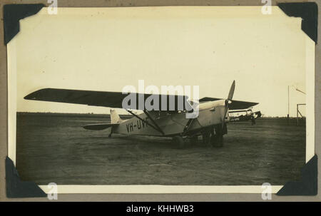 2 246312 De Havilland DH 85 Leopard Moth Flugzeug auf der Landebahn von Cunnamulla, Queensland, 1939 Stockfoto