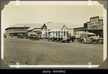 2 242577 Hauptstraße in Mount Isa mit Smiths Hotel auf der linken Seite, Ca. 1936 Stockfoto
