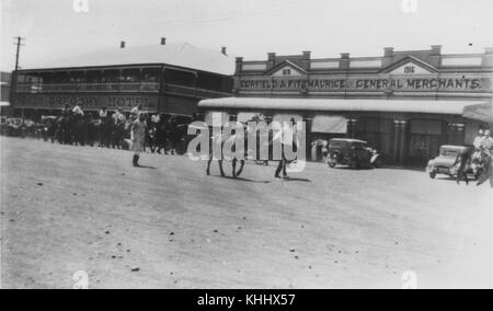 Dieses Foto zeigt eine Rodeoprozession vor dem North Gregory Hotel in Winton, Queensland, um 1930, die die Verbindung der Stadt zu ländlichen Traditionen und Rodeokultur zeigt. Stockfoto