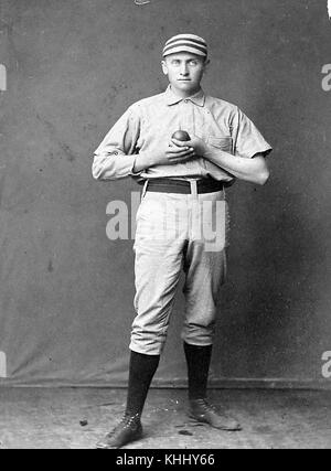 Porträt von Dan Casey, der im Major League Baseball hauptsächlich als Pitcher spielte, über einen Zeitraum von sieben Saisons für vier große Ligaclubs, vor allem die Philadelphia Quakers, in Uniform, mit einem Ball, Foto von GE Gray, Boston, Massachusets, 1900. Aus der New York Public Library. Stockfoto