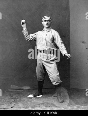 Ein Foto von Tommy McCarthy in einer Uniform der Philadelphia Quakers, auf dem Foto, auf dem er vorgibt, einen Baseball zu werfen, er war ein Außenfeldspieler, der 12 Staffeln Major League Baseball spielte, er wurde 1946 in die Baseball Hall of Fame aufgenommen, 1900. Aus der New York Public Library. Stockfoto