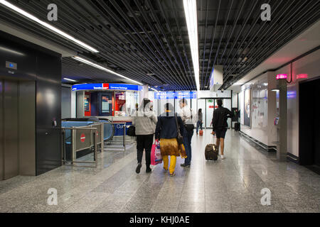 Deutsche Volk und fremde Reisende warten Flug mit ankommenden und abfliegenden Passagiere am Frankfurter Flughafen am 24. August 2017 in fran Stockfoto