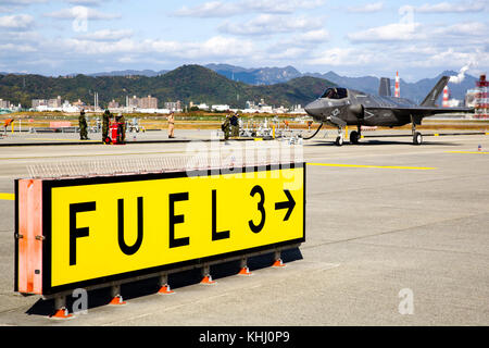 Us-Marines mit Marine Fighter Attack Squadron (Vmfa) 121 Verhalten heißen tanken B F-35 Lightning II Flugzeuge beim Tragen der Mission Oriented Schutztueren Stockfoto
