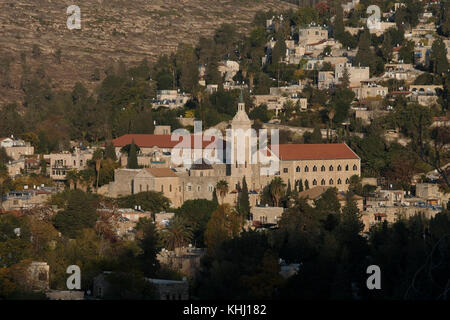Fernansicht der Johannes-Baharim-Kirche auch die Johannes-der-Täufer-Kirche in ein Karem oder Ain Kerem ein altes Dorf und jetzt ein jüdisches Viertel im Südwesten Jerusalems, das während des arabisch-israelischen Krieges von 1948 entvölkert wurde Stockfoto