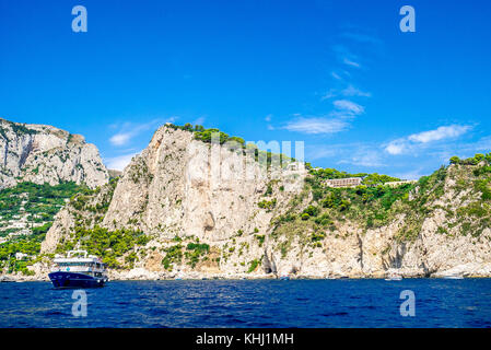 Die raue Schönheit der Insel Capri an der Amalfiküste in Italien Stockfoto