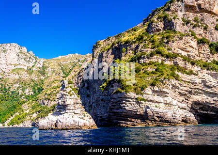 Die raue Schönheit der Insel Capri an der Amalfiküste in Italien Stockfoto