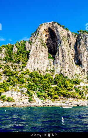 Die raue Schönheit der Insel Capri an der Amalfiküste in Italien Stockfoto