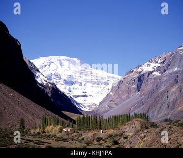 Die Anden und Maipo Tal Volcan San Jose (5856 m) im Hintergrund. Metropolitan Region, Chile Stockfoto