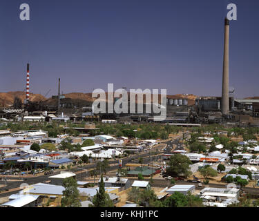 Historische Ansicht von Mount Isa, mit dem Lead stack, gebaut 1978 (270 m), auf der rechten Seite. Mount Isa, Golf Land im Nordwesten von Queensland, Australien Stockfoto