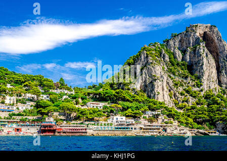 Marina Piccola und die raue Schönheit der Insel Capri an der Amalfiküste in Italien Stockfoto