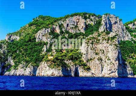 Die raue Schönheit der Insel Capri an der Amalfiküste in Italien Stockfoto