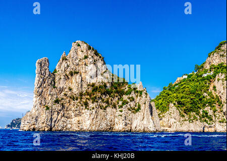 Die raue Schönheit der Insel Capri an der Amalfiküste in Italien Stockfoto