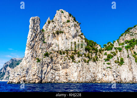 Die raue Schönheit der Insel Capri an der Amalfiküste in Italien Stockfoto