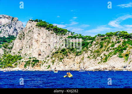 Die raue Schönheit der Insel Capri an der Amalfiküste in Italien Stockfoto