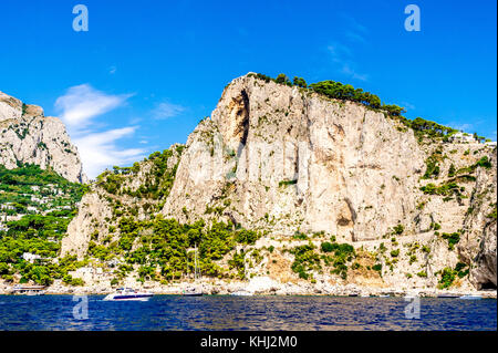 Die raue Schönheit der Insel Capri an der Amalfiküste in Italien Stockfoto