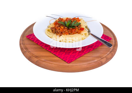 Blick von oben auf die Teller Spaghetti Pasta mit Tomaten Sauce Bolognese, auf weißem Hintergrund. Stockfoto