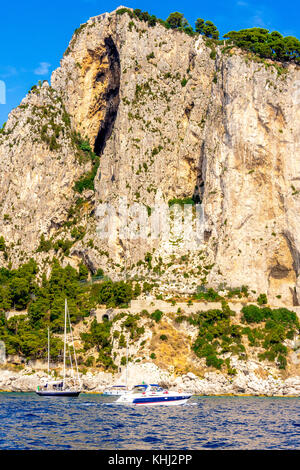 Die raue Schönheit der Insel Capri an der Amalfiküste in Italien Stockfoto