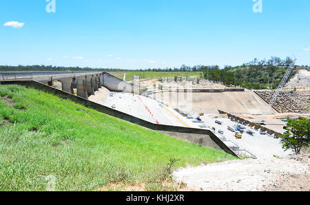 Fairbairn Dam spillway durchgeführten Arbeiten während der Wasserstand in der Nähe Lake Maraboon aufgrund der Dürre, in der Nähe von Emerald, Queensland, Australien ist Stockfoto