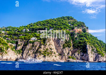 Die raue Schönheit der Insel Capri an der Amalfiküste in Italien Stockfoto