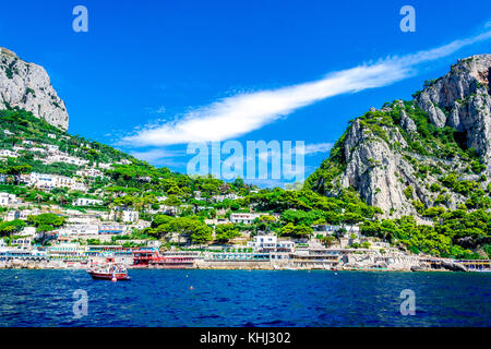 Die raue Schönheit der Insel Capri an der Amalfiküste in Italien Stockfoto