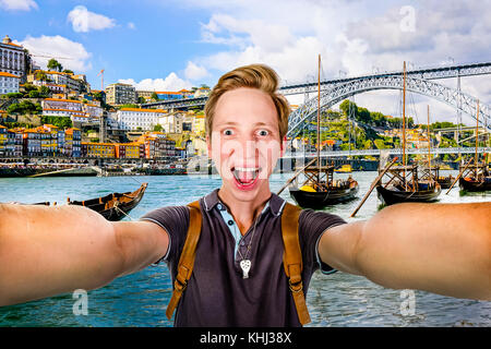 Junge glücklicher Mann unter selfie mit Frontkamera Stockfoto