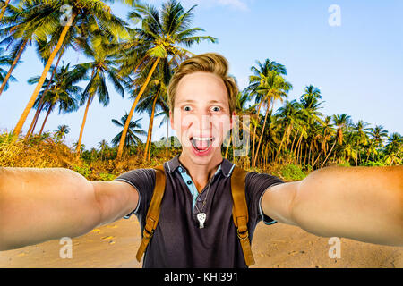 Junge glücklicher Mann unter selfie Stockfoto