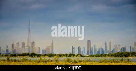 Blick auf Dubai Downtown Skyline von Ras Al Khor Wildlife Sanctuary Stockfoto