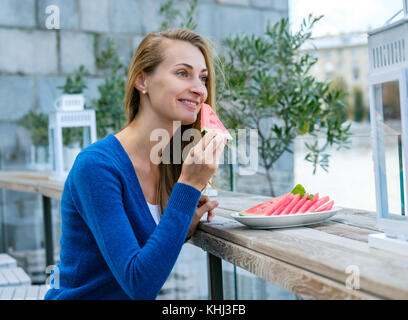 junge Frau, die Wassermelone essen Stockfoto