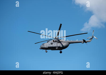 Militärische Hubschrauber am Himmel Stockfoto