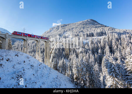 Arosa, Schweiz - 14 November 2017: Langwieser Viadukt im Winter, Arosa, Schweiz. Stockfoto