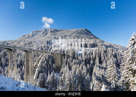 Arosa, Schweiz - 14 November 2017: Langwieser Viadukt im Winter, Arosa, Schweiz. Stockfoto