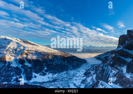 Leukerbad Blick vom Gemmipass in Sonne und Meer von Nebel, Wolken, blauer Himmel Stockfoto