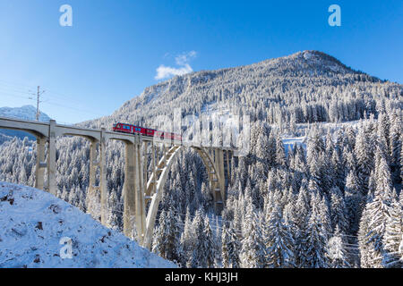 Arosa, Schweiz - 14 November 2017: Langwieser Viadukt im Winter, Arosa, Schweiz. Stockfoto