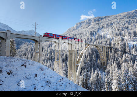 Arosa, Schweiz - 14 November 2017: Langwieser Viadukt im Winter, Arosa, Schweiz. Stockfoto