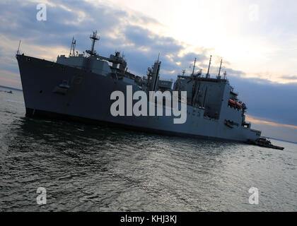 Military Sealift Command Dry Cargo Munition ship USNS Medgar Evers (T-AKE 13) zieht in Naval Stockfoto