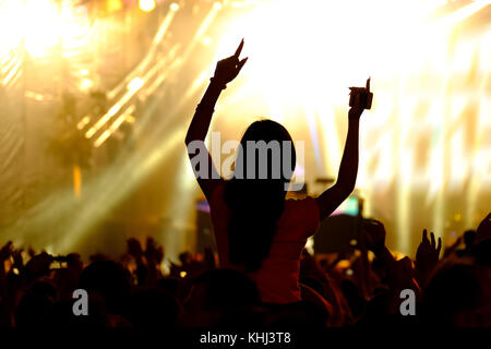 Fans jubeln auf Open-Air-live-Konzert. Stockfoto